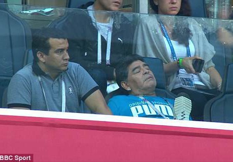 Maradona: Chửi thề, giơ ng&oacute;n tay thối v&agrave;&hellip; ngất xỉu tr&ecirc;n s&acirc;n - Ảnh 2.