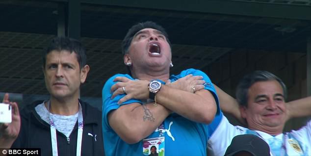 Maradona: Chửi thề, giơ ng&oacute;n tay thối v&agrave;&hellip; ngất xỉu tr&ecirc;n s&acirc;n - Ảnh 3.
