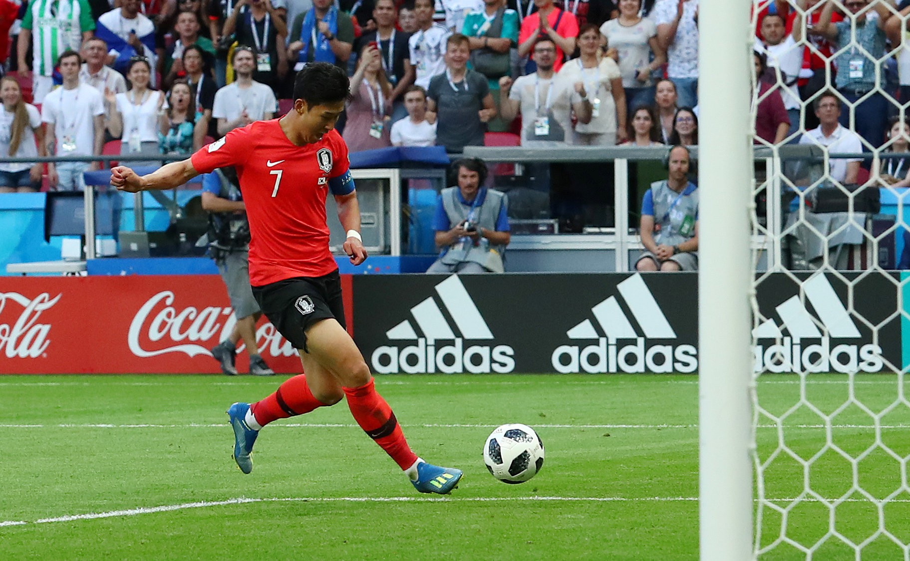 H&agrave;n Quốc tạo đại địa chấn, loại Đức khỏi World Cup - Ảnh 6.