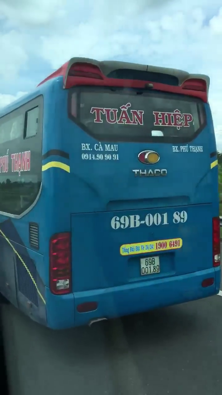 Clip: Rợn người cảnh t&agrave;i xế l&aacute;i xe kh&aacute;ch bằng ch&acirc;n tr&ecirc;n cao tốc Trung Lương &ndash; TP HCM - Ảnh 3.