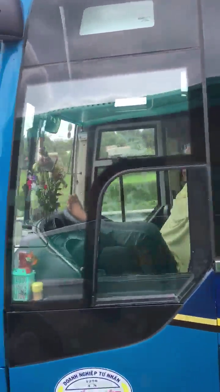 Clip: Rợn người cảnh t&agrave;i xế l&aacute;i xe kh&aacute;ch bằng ch&acirc;n tr&ecirc;n cao tốc Trung Lương &ndash; TP HCM - Ảnh 2.