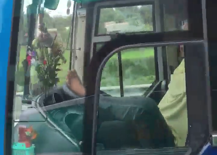 Clip: Rợn người cảnh tài xế lái xe khách bằng chân trên cao tốc Trung Lương – TP HCM