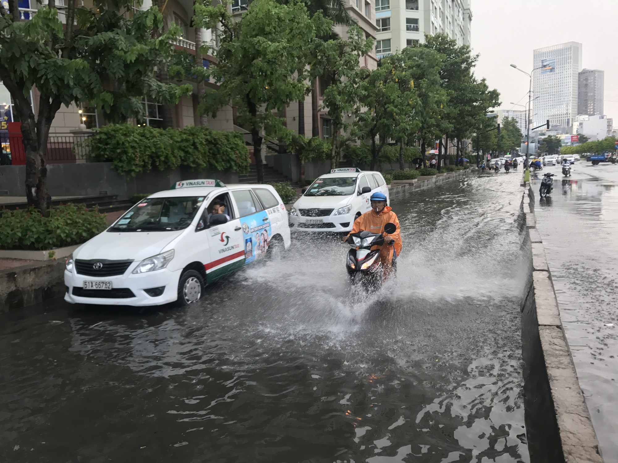 Đường Nguyễn Hữu Cảnh lại ngập m&ecirc;nh m&ocirc;ng - Ảnh 2.