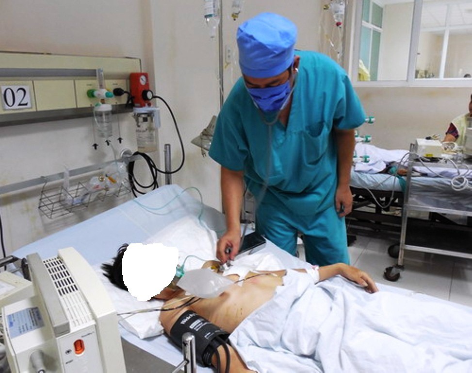 Trượt ngã trong nhà, nam thanh niên bị dao đâm thấu ngực