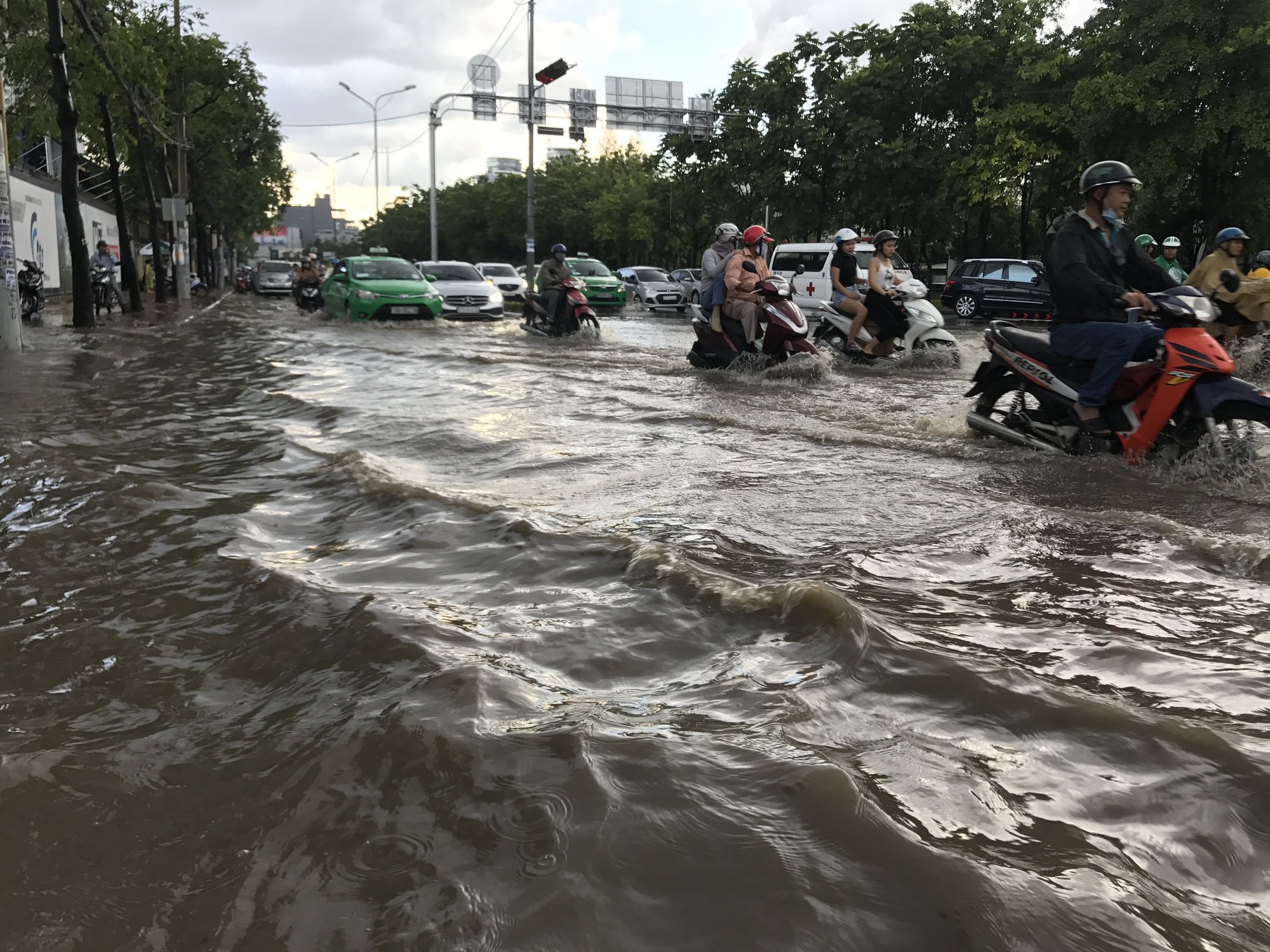 Đường Nguyễn Hữu Cảnh lại ngập mênh mông