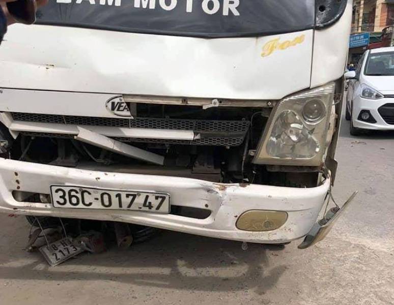 Lao xe máy từ ngõ ra, thiếu niên 14 tuổi bị xe tải tông tử vong