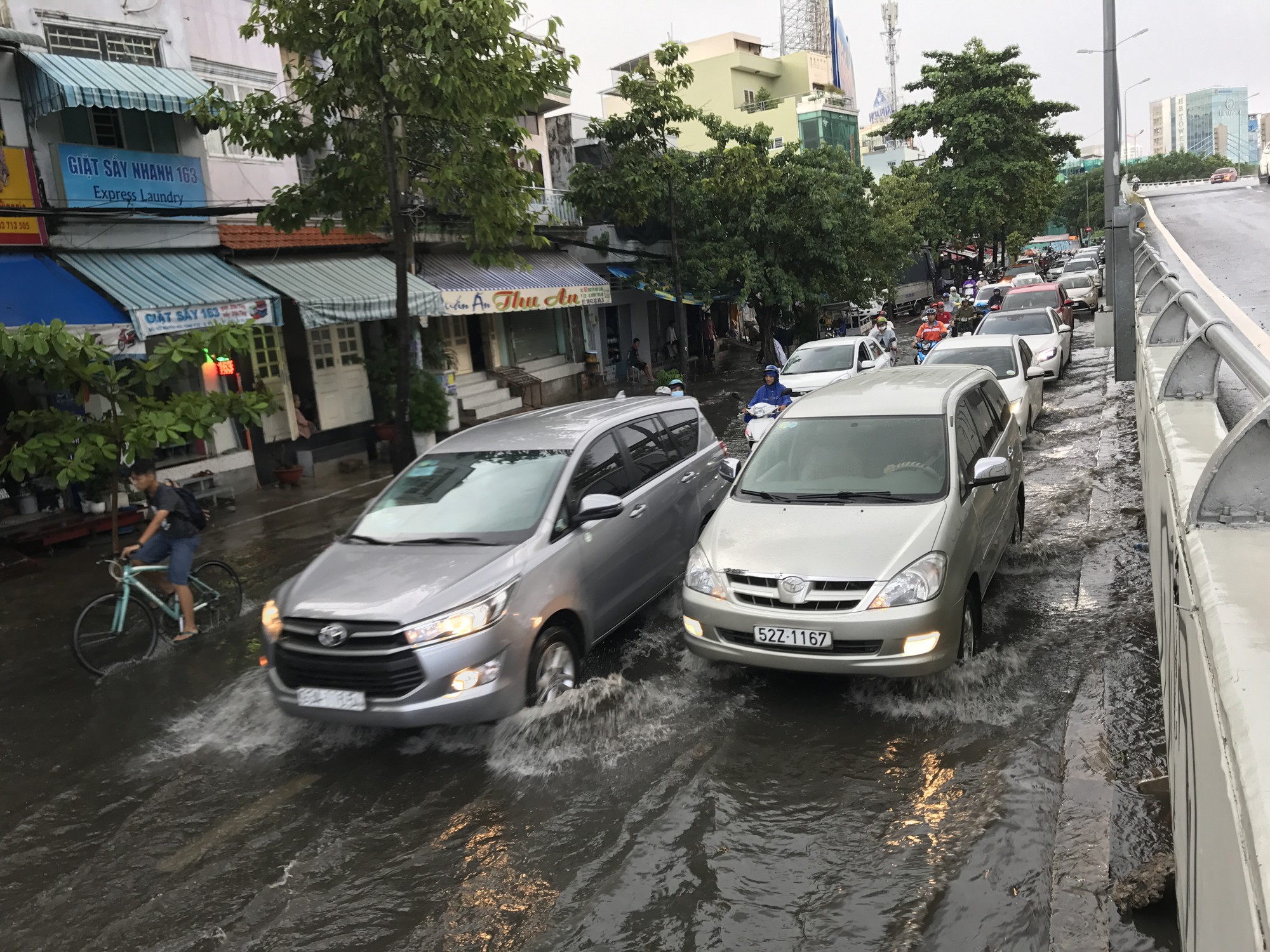 Đường Nguyễn Hữu Cảnh lại ngập m&ecirc;nh m&ocirc;ng - Ảnh 5.