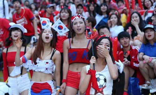 Nữ CĐV HÀN QUỐC khuấy đảo khán đài