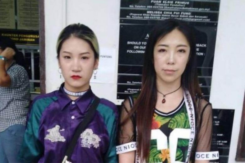 Du kh&aacute;ch Trung Quốc nhảy phản cảm ở chốn linh thi&ecirc;ng - Ảnh 2.