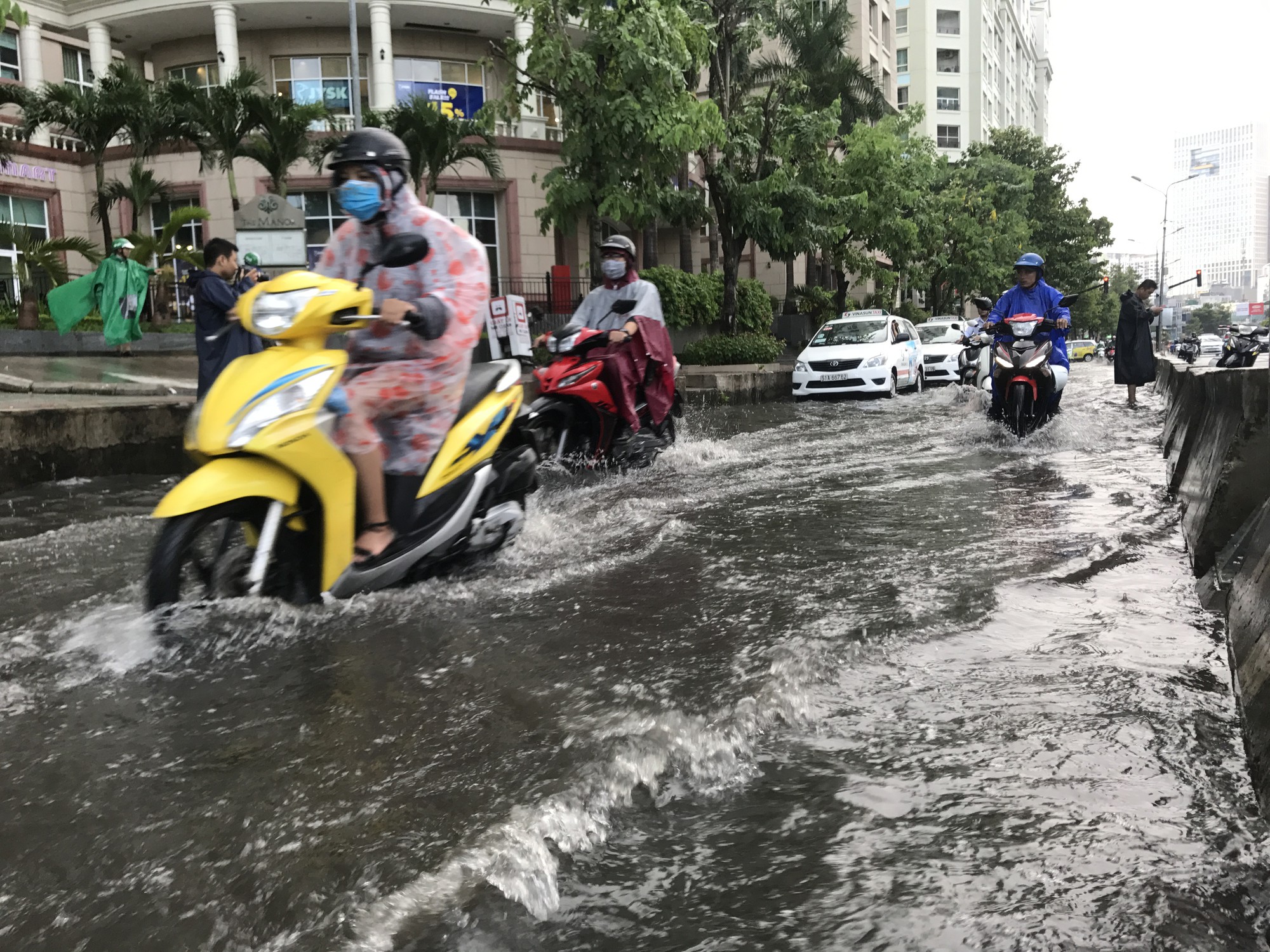 Đường Nguyễn Hữu Cảnh lại ngập m&ecirc;nh m&ocirc;ng - Ảnh 8.