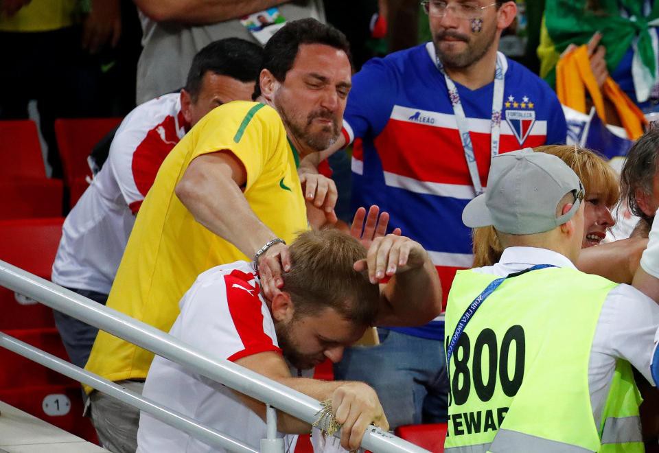 Trận Brazil – Serbia: CĐV hăng máu “đấu võ” trên khán đài