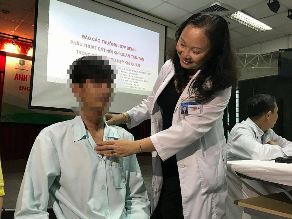 Vướng dây giăng ngang đường, thanh niên đau khổ thở ống suốt 2 năm