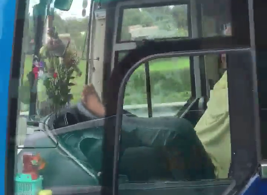 Chủ tịch tỉnh Cà Mau yêu cầu xử lý nghiêm vụ tài xế lái xe bằng chân