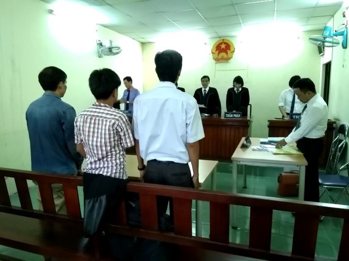 Bị tai nạn lao động cụt tay v&agrave; bạc đ&atilde;i, nam c&ocirc;ng nh&acirc;n kiện tới c&ugrave;ng - Ảnh 1.