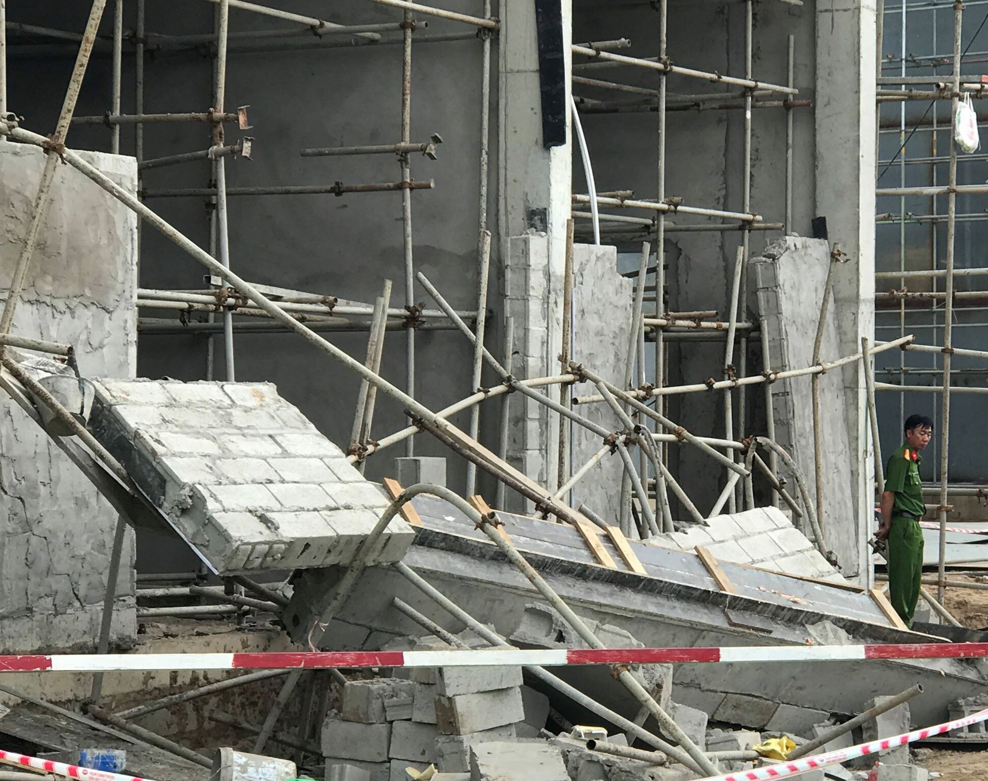 Sập gi&agrave;n gi&aacute;o tại nh&agrave; m&aacute;y nhiệt điện, 5 người thương vong - Ảnh 3.