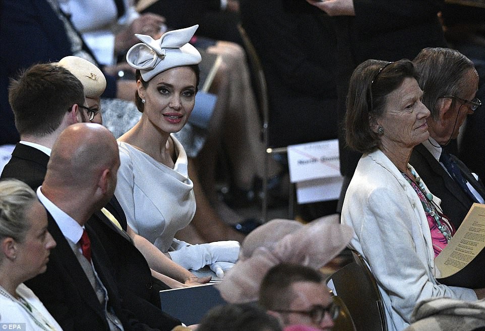 Angelina Jolie đẹp cuốn h&uacute;t trong sự kiện ho&agrave;ng gia - Ảnh 12.