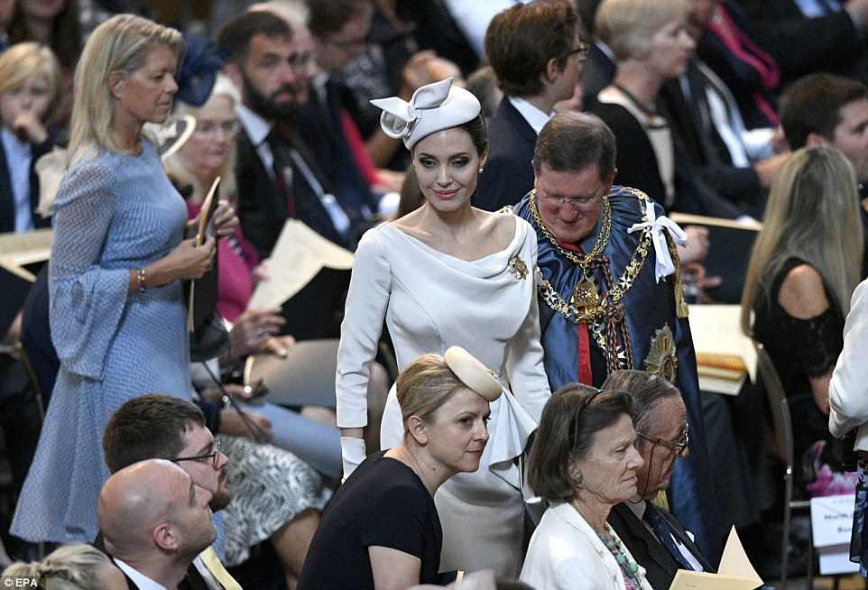 Angelina Jolie đẹp cuốn h&uacute;t trong sự kiện ho&agrave;ng gia - Ảnh 11.