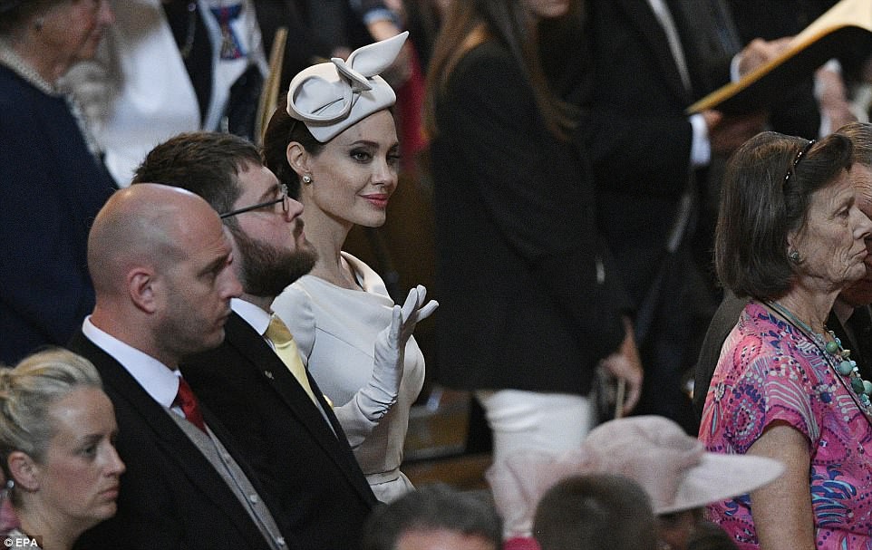 Angelina Jolie đẹp cuốn h&uacute;t trong sự kiện ho&agrave;ng gia - Ảnh 10.