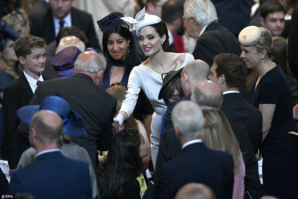 Angelina Jolie đẹp cuốn h&uacute;t trong sự kiện ho&agrave;ng gia - Ảnh 9.