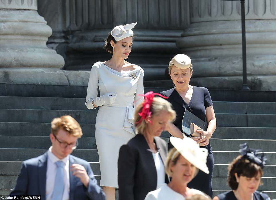 Angelina Jolie đẹp cuốn h&uacute;t trong sự kiện ho&agrave;ng gia - Ảnh 6.