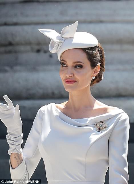 Angelina Jolie đẹp cuốn h&uacute;t trong sự kiện ho&agrave;ng gia - Ảnh 4.