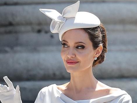 Angelina Jolie đẹp cuốn hút trong sự kiện hoàng gia
