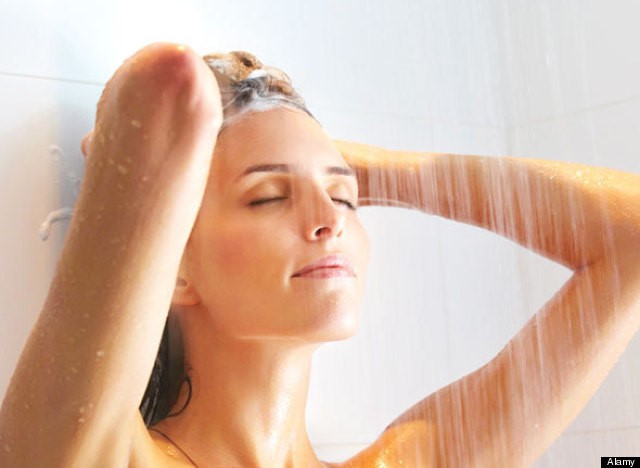 C&aacute;ch ph&ograve;ng v&agrave; trị cảm lạnh khi bị d&iacute;nh mưa m&ugrave;a h&egrave; - Ảnh 2.