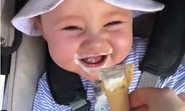 Em bé cười sằng sặc trong lần đầu được ăn kem
