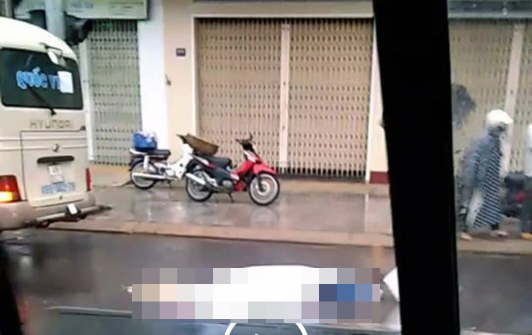 Đi bộ qua đường, cụ bà bị xe khách tông tử vong