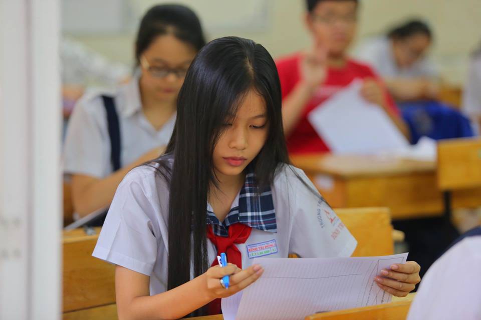 Đề toán đưa tình huống trả tiền ở siêu thị, có thí sinh bật khóc - Ảnh 2.