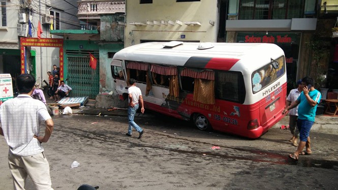 Xe khách mất phanh ở Cát Bà, 10 hành khách bị thương
