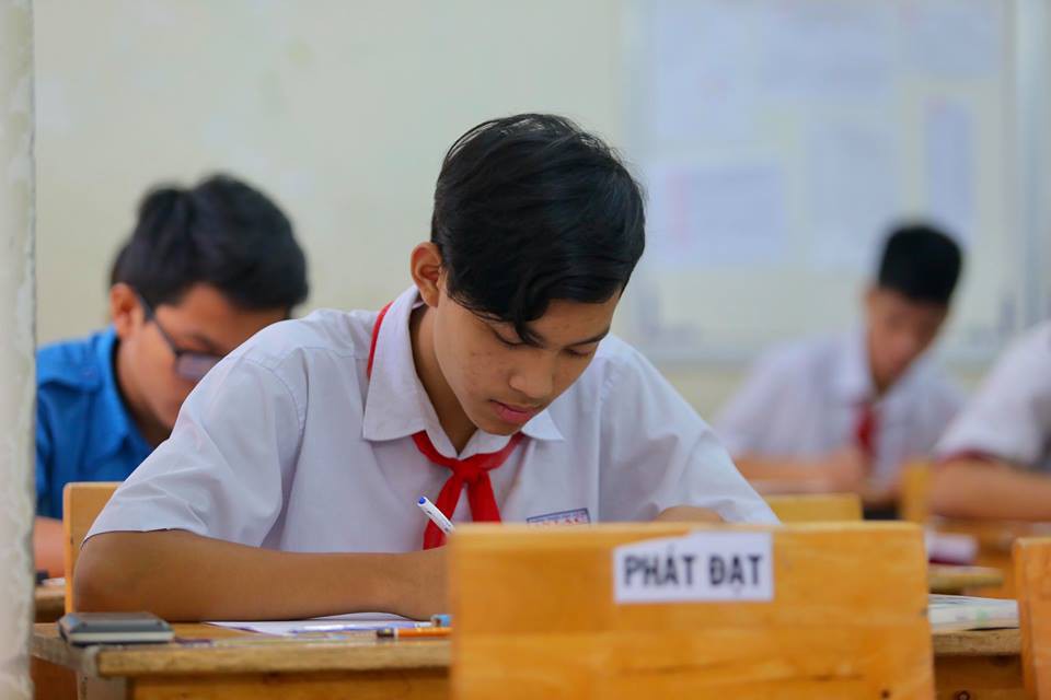 Đề toán đưa tình huống trả tiền ở siêu thị, có thí sinh bật khóc - Ảnh 1.