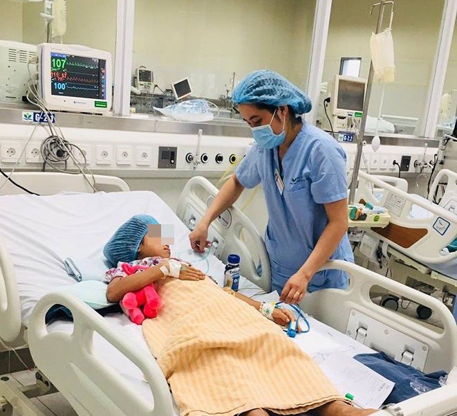 Tự làm thịt cóc ăn, chị tử vong, em song sinh nguy kịch