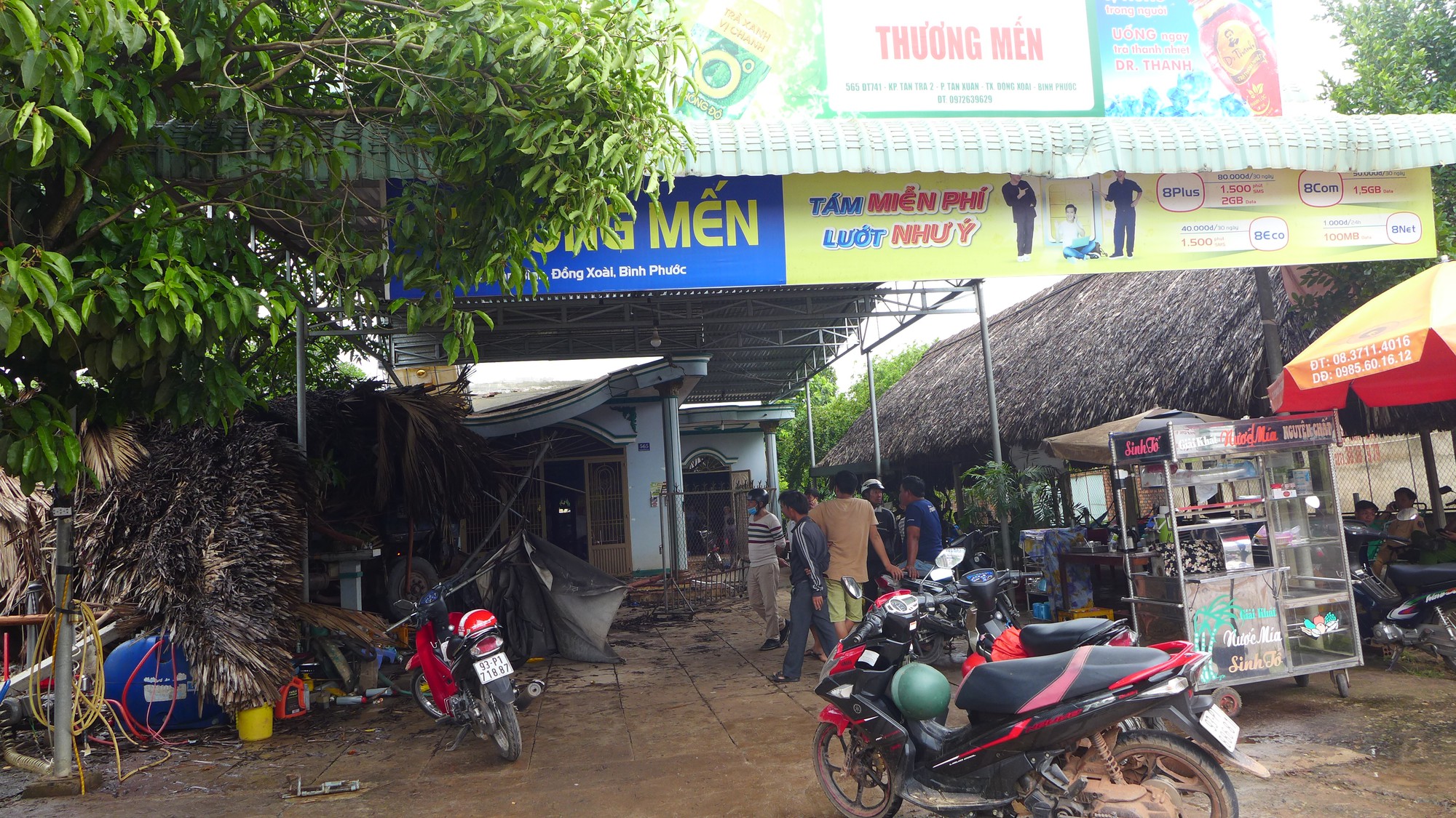 Xe ben bẻ l&aacute;i, san bằng qu&aacute;n c&agrave; ph&ecirc; Thương Mến - Ảnh 1.