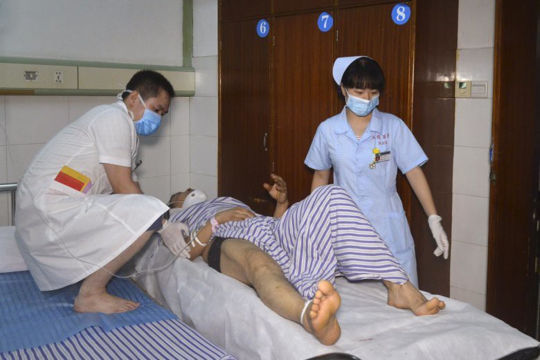 Xe tải đấu đầu xe khách, 32 người thương vong