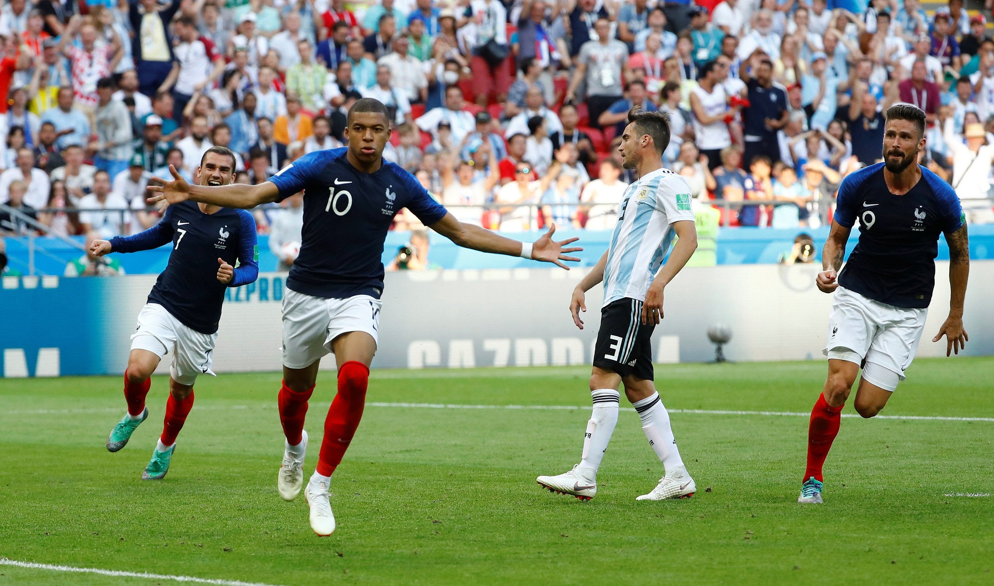 Mbappe tiễn Messi về nước - Ảnh 1.