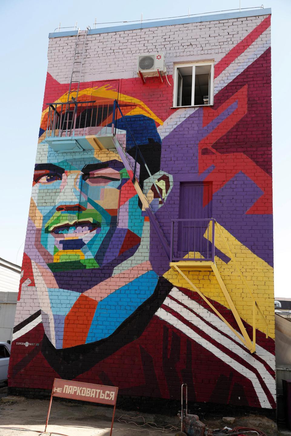Messi bị &aacute;m ảnh bởi Ronaldo - Ảnh 1.