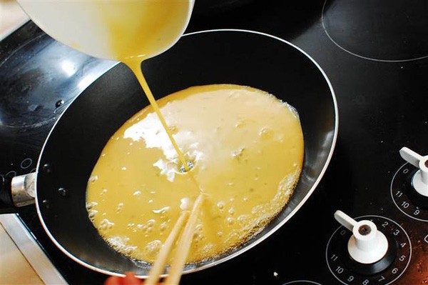 Một thứ &iacute;t ai ngờ sẽ l&agrave;m trứng chi&ecirc;n phồng xốp, thơm nức mũi - Ảnh 1.
