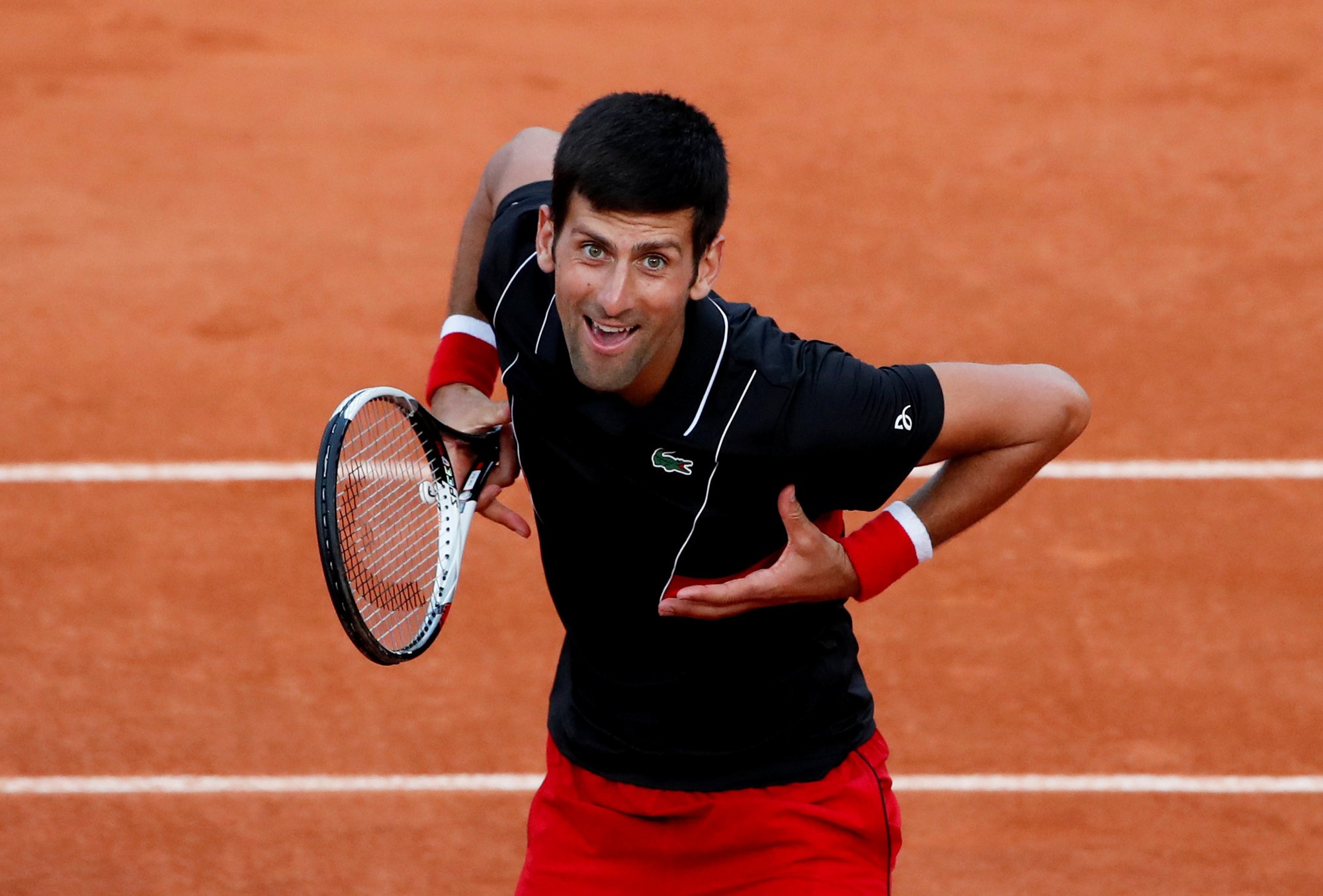Trở lại mạnh mẽ tại Roland Garros 2018, Djokovic vào tứ kết