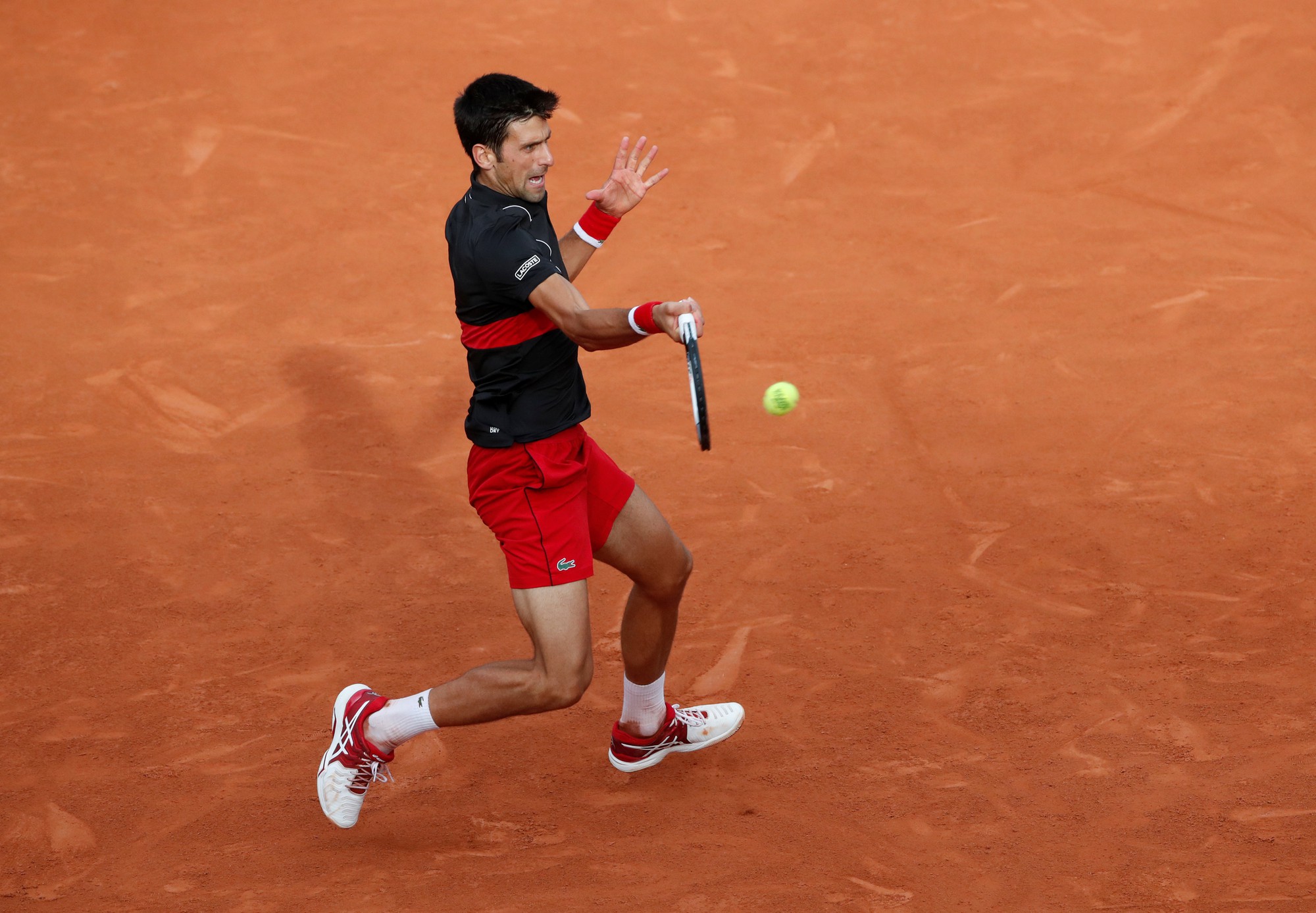 Trở lại mạnh mẽ tại Roland Garros 2018, Djokovic v&agrave;o tứ kết - Ảnh 1.