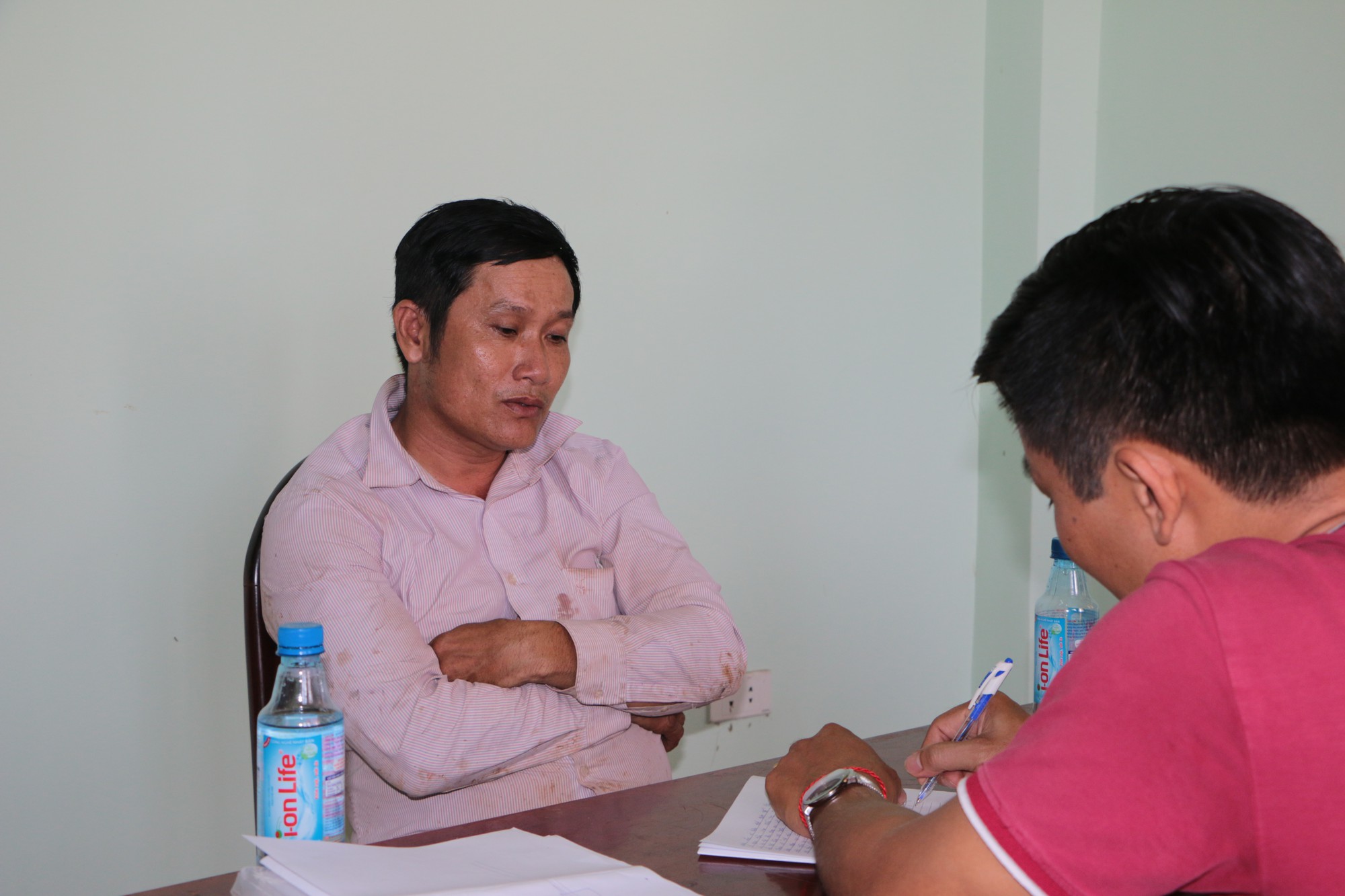 Khởi tố vụ án chồng cầm roi điện và dao giết vợ con - Ảnh 1.