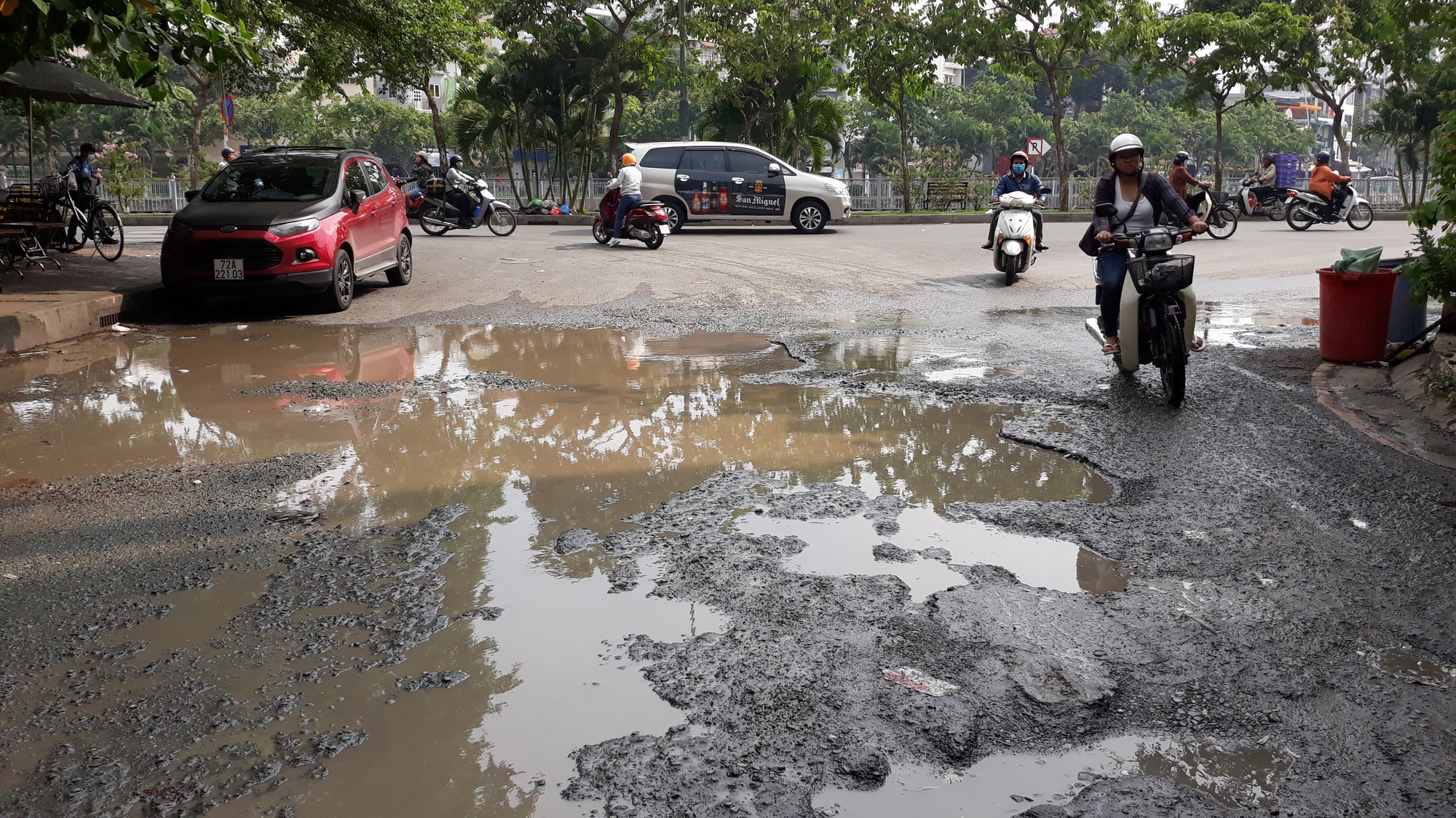 Đường xuống cấp, không ai sửa chữa