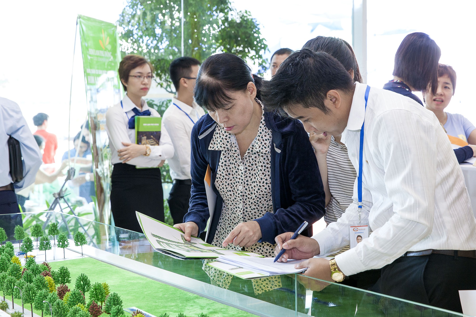 Công việc nào có mức lương cao nhất tại TP HCM? - Ảnh 1.