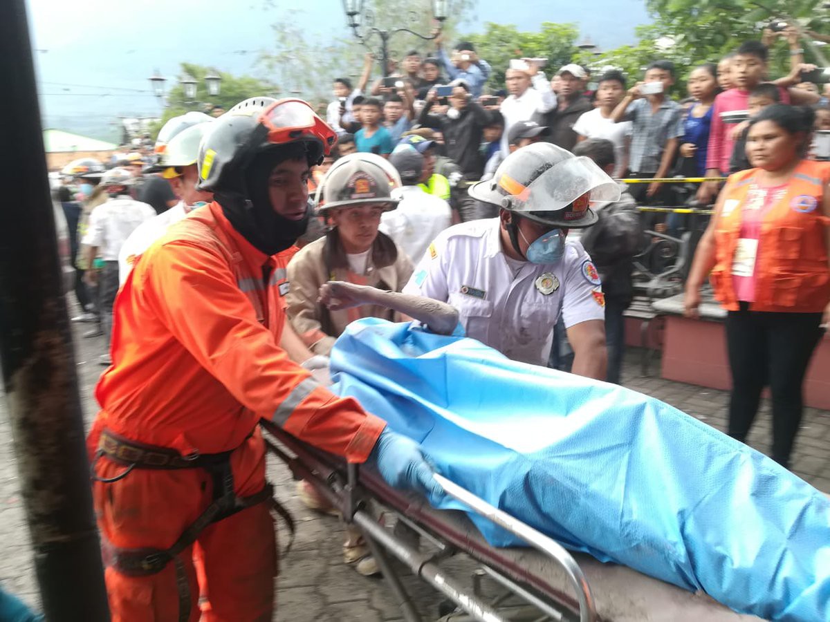Núi lửa phun trào, nhiều thi thể trôi trên dòng dung nham sôi sục