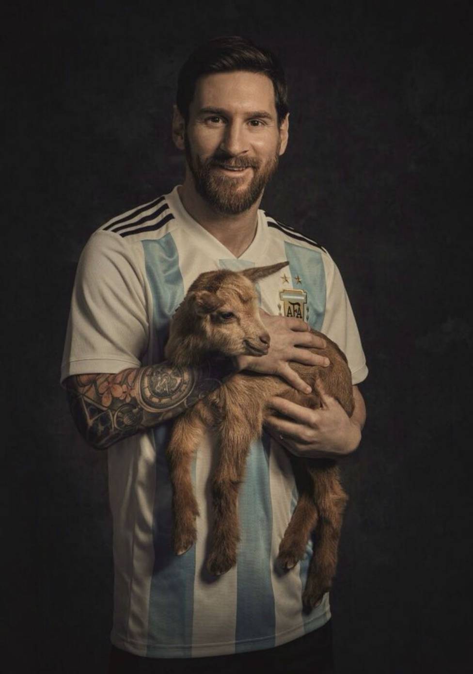 Giải m&atilde; h&igrave;nh ảnh Messi &ocirc;m d&ecirc; trước World Cup - Ảnh 2.