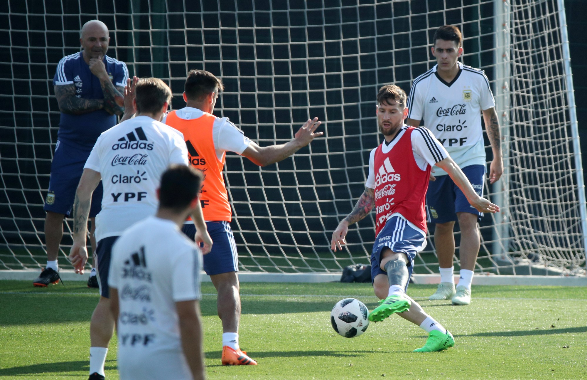 Giải m&atilde; h&igrave;nh ảnh Messi &ocirc;m d&ecirc; trước World Cup - Ảnh 3.