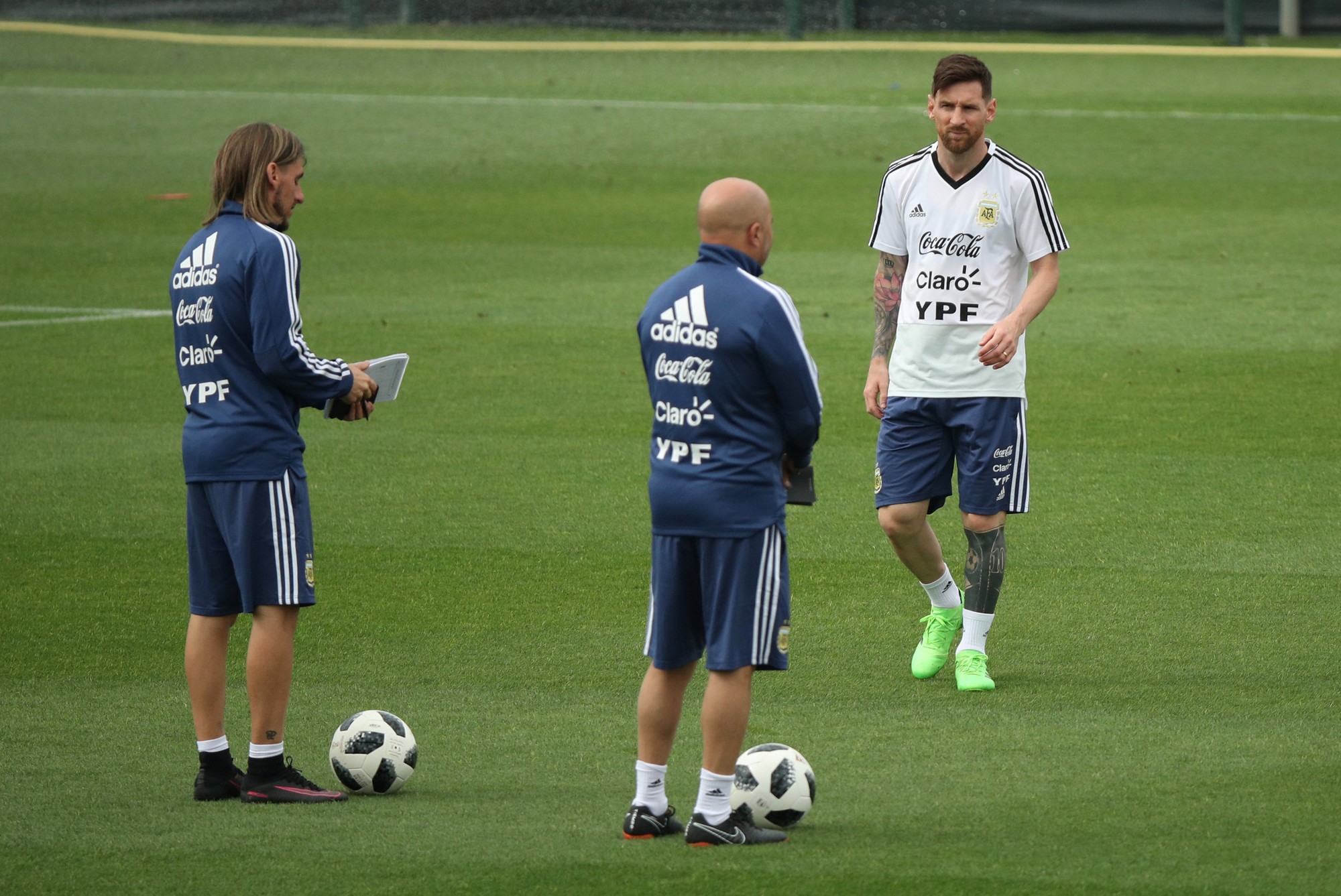 Giải m&atilde; h&igrave;nh ảnh Messi &ocirc;m d&ecirc; trước World Cup - Ảnh 4.