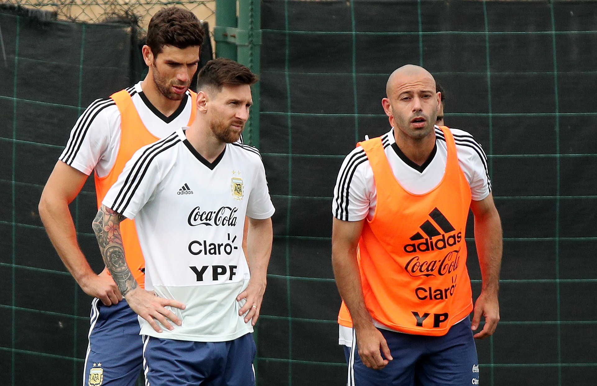 Giải m&atilde; h&igrave;nh ảnh Messi &ocirc;m d&ecirc; trước World Cup - Ảnh 1.
