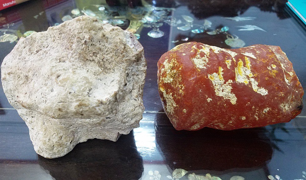 KỲ LẠ: Hai viên đá thơm như nước hoa, 5 tỉ chưa bán