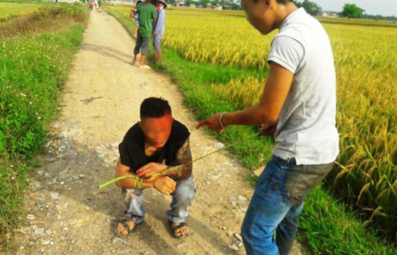 Côn đồ xăm trổ “bảo kê” máy gặt lúa: Triệu tập 4 đối tượng